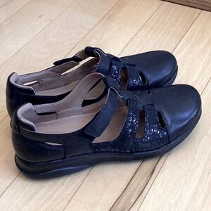 Clarks unstructured appley strap black shoes. Women’s size 9